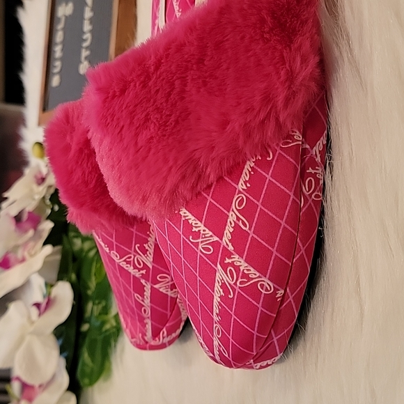 NWT Victoria's Secret Fur Trimmed Large Slipper Hot Pink 🔥 ❤️  Fisnet pattern - Picture 4 of 8